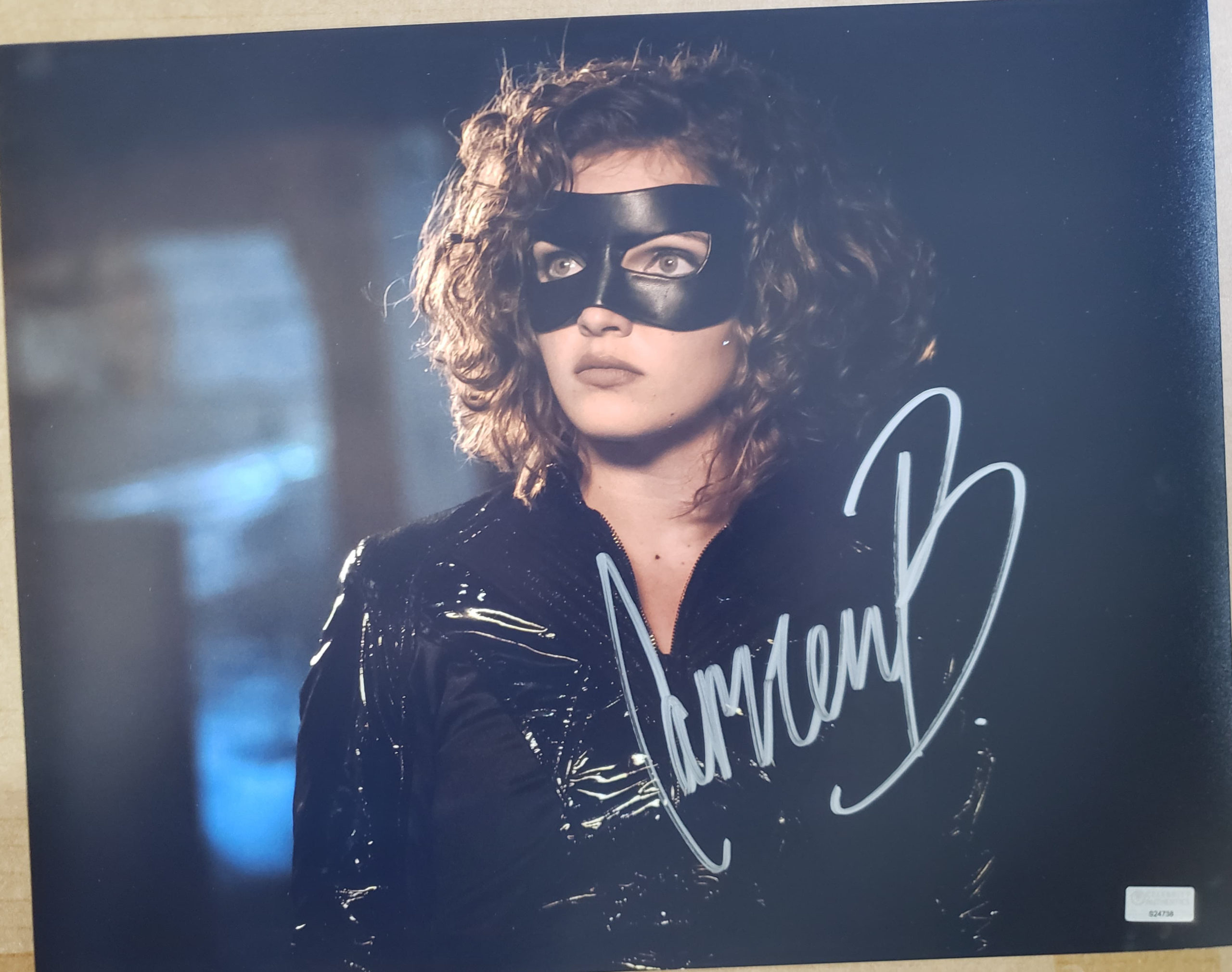 キャムレン・ビコンドヴァ直筆サイン入り大型写真…GOTHAM…セリーナ・カイル役 キャムレン・ビコンドヴァ直筆サイン入り大型写真…GOTHAM