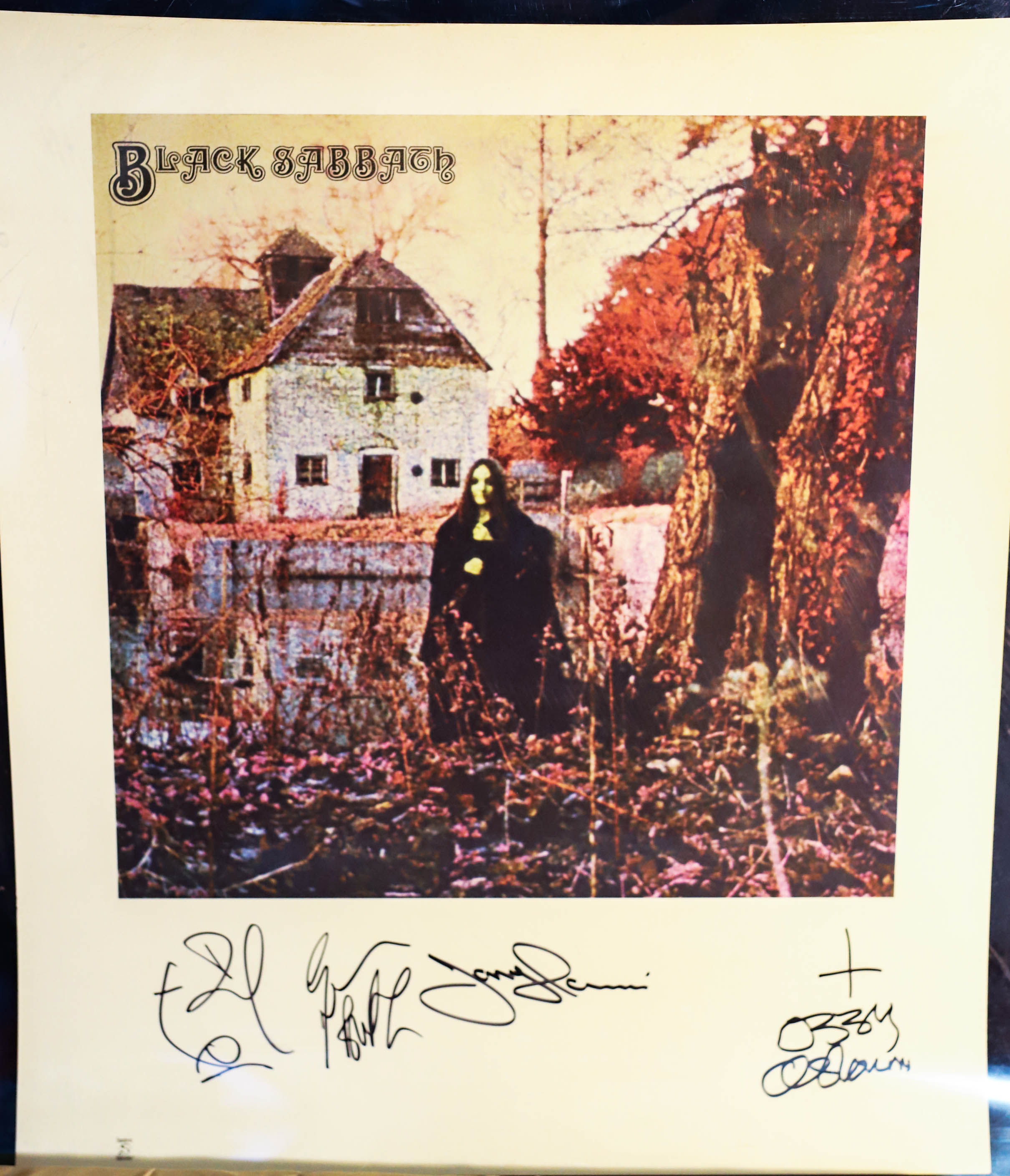 オージー・オズボーン(Black Sabbath)の直筆サイン入りカラー写真